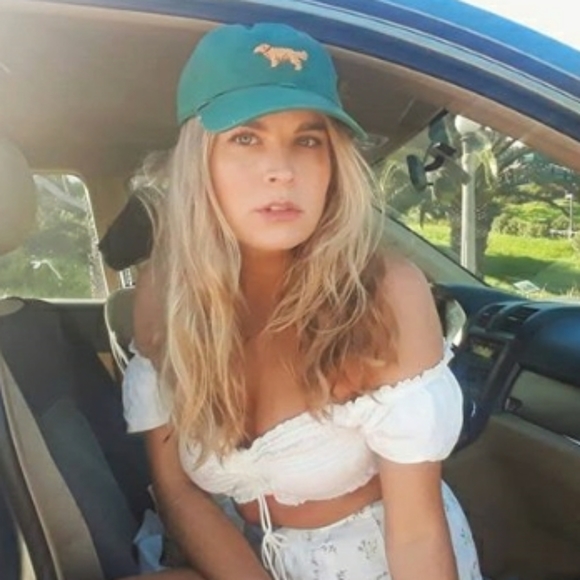 Meet your Posher, Stephanie - Picture 3 of 8